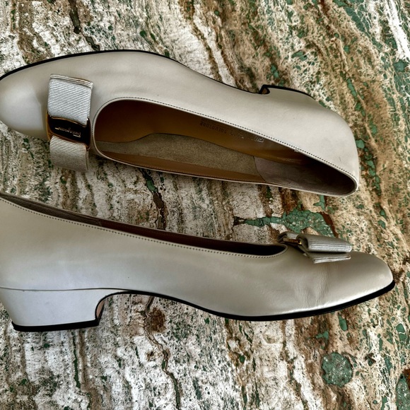 SALVATORE FERRAGAMO VARA 7AA NARROW IVORY LOW HEEL PUMPS HEELS RIBBOW BOW SHOES - Picture 7 of 11